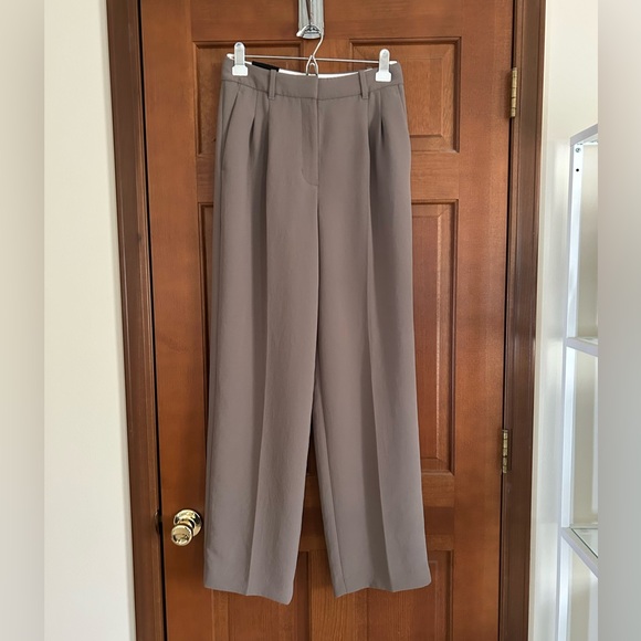 Aritzia Pants - NWT Aritzia The Effortless Pant Size 6 in Taupe